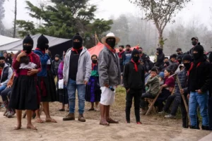 Descubre cómo 30 años de incumplimiento de los Acuerdos de San Andrés afectan a la cultura y al narcotráfico.